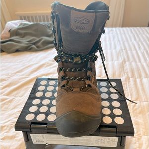 Keen 9ee Waterproof, composite toe, electrical hazard 600 mg of thinsulate boots